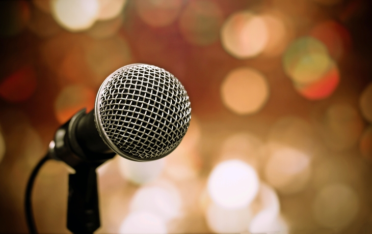 Verschwommen von Mikrofonen im Seminarraum, sprechen Rede im Konferenzsaal Licht mit Mikrofon und Keynote. Sprache ist vokalisierte Form der Kommunikation Menschen, Vintage-Ton