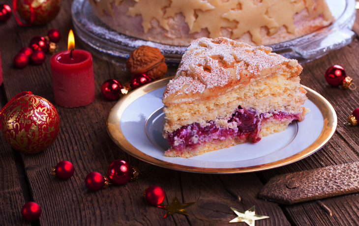 festliche Kaffeetafel mit Torte