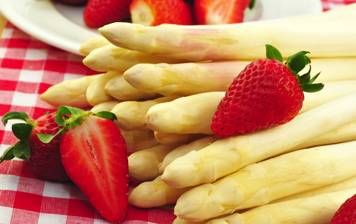 Spargel mit Erdbeeren