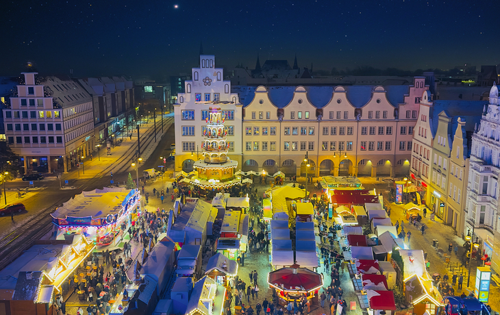 Blick von oben auf den Weihnachtsmarkt in Rostock