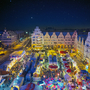 Blick von oben auf den Weihnachtsmarkt in Rostock