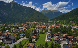 Luftaufnahme des Skigebietes Pinzolo