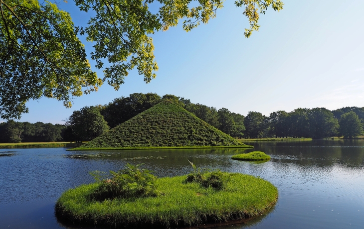 Seepyramide im Schlosspark Branitz in Cottbus