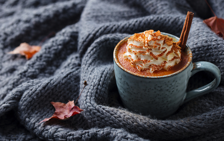 Kürbis-Latte mit Gewürzen und Schlagsahne