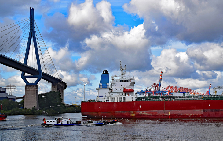 Schiffe vor der Köhlbrandbrücke in Hamburg