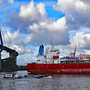 Schiffe vor der Köhlbrandbrücke in Hamburg