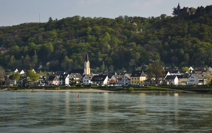 Ausblick auf Osterspai mit Schloß Liebeneck am Rhein, Deutschland