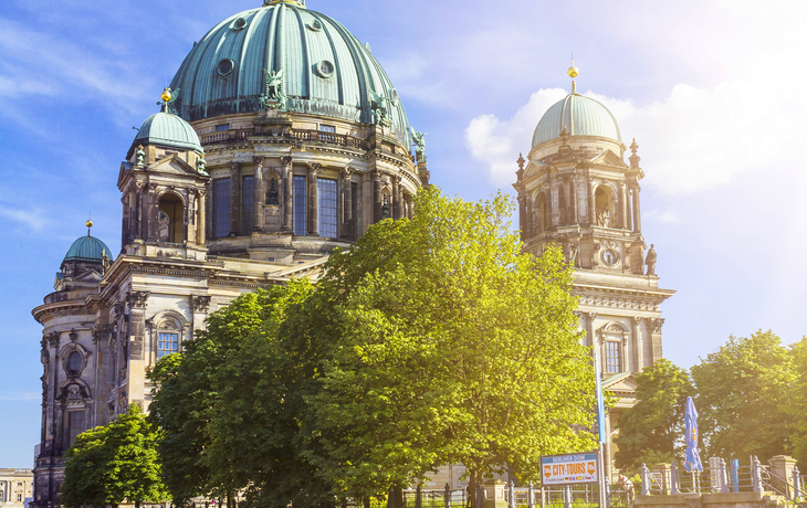 Spreerundfahrt vor dem Berliner Dom, Deutschland