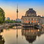 Berlins Skyline bei Sonnenaufgang an der Spree