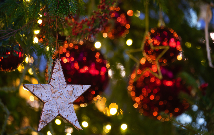 Christbaumkugeln hängen in einem Weihnachtsbaum