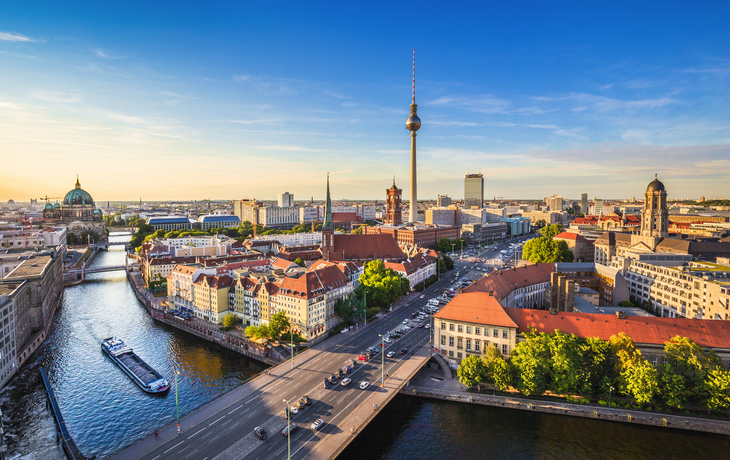 Berliner Skyline mit Fernsehturm und Spree bei Sonnenuntergang