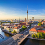 Berliner Skyline mit Fernsehturm und Spree bei Sonnenuntergang