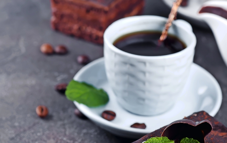 Schokoladenkuchen mit einer Tasse Kaffee