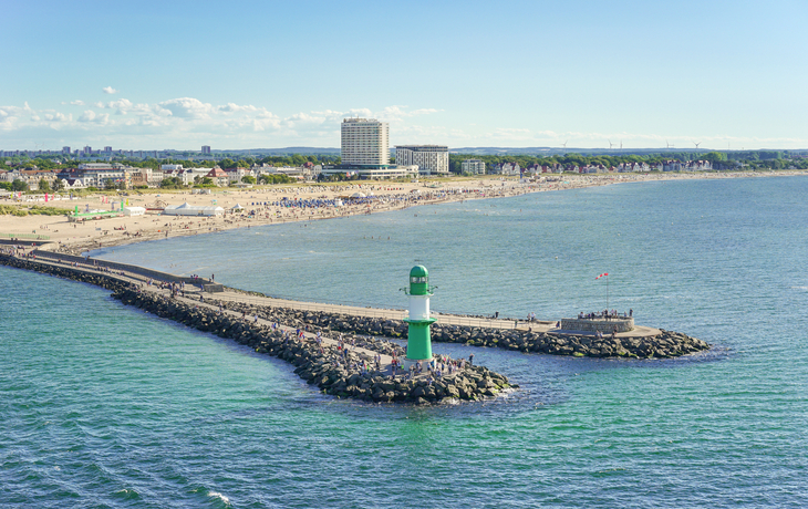 Warnemünde mit Mole und Strand