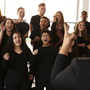 Männliche und weibliche Studenten, die im Chor mit Lehrer At Performing Arts School singen