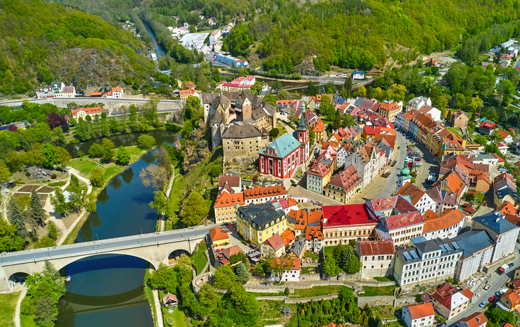 Panoramablick auf eine kleine tschechische Stadt rund um die Burg Loket