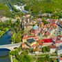 Panoramablick auf eine kleine tschechische Stadt rund um die Burg Loket