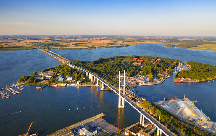 Strelasundquerung zwischen der Insel Rügen über den Strelasund zum vorpommerschen Festland bei Stralsund