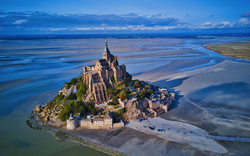 Draufsicht auf die Bucht von Mont Saint Michel in der Normandie