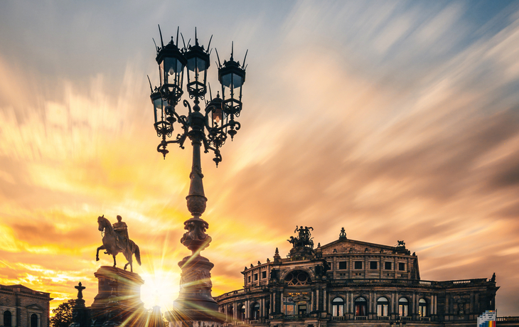 Semperoper in Dresden im Sonnenuntergang