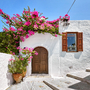 Fassade der traditionellen weißen Häuses in Lindos auf Rhodos